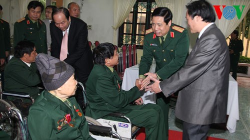 Defense Minister Phung Quang Thanh pays pre-Tet visit - ảnh 1